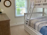 Cozy Summer Cottage minutes from Narragansett Beaches Hotel berhampiran Rumah Api Point Judith