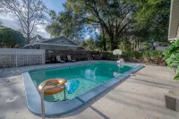 Posh spacious pool house in the Heights. - Private Pools