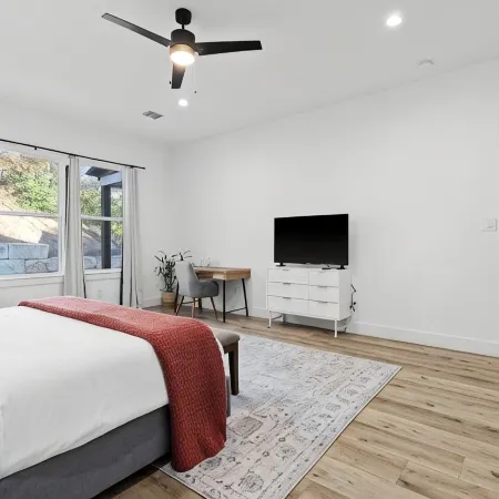 Master suite/ Soaking Tub/ Spacious Kitchen