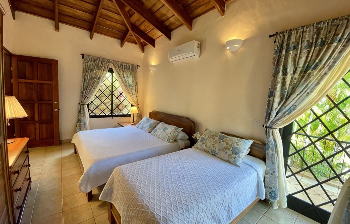 Beautiful Villa, Private Pool, Amazing Gardens! Walkable 5 Bedrooms
