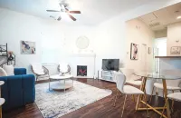 2BR Chic Duplex - Firepit - Perfect for Travel - Homestays