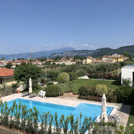 APARTMENT INSIDE A VILLA, LARGE GARDEN WITH LAKE AND POOL VIEW