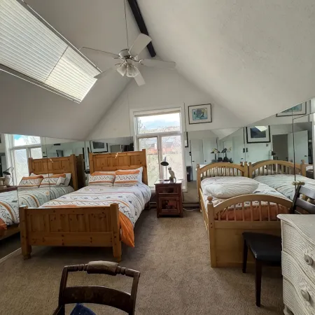 Charming 3 Bedroom family house with hot tub on 2 acres panoramic views