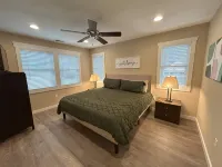 Stylish Downtown Gem • Hot Tub • Custom Bunkroom • Walk Everywhere, Relax, Enjoy - 4 stjerner