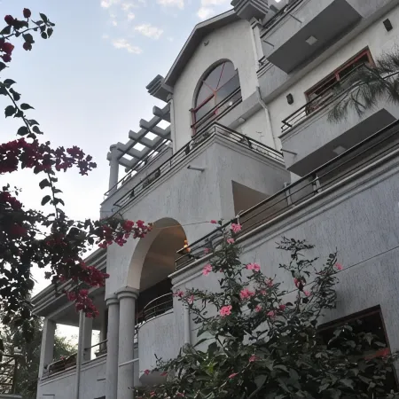 Inn of the Four Sisters