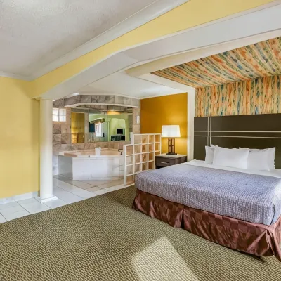 AC Lodge by Beach and Boardwalk Отели рядом с достопримечательностью «Арена «Бродуолк-Холл»»