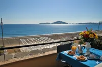Edy Sea View Holiday Apartment - balcony