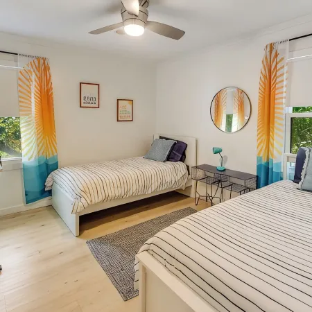Emerald Isle Oceanside, Walk to Beach, Yard, Bikes, Beach Gear, Near Everything