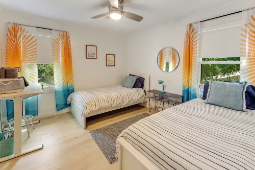 Emerald Isle Oceanside, Walk to Beach, Yard, Bikes, Beach Gear, Near Everything - 2-Star