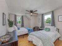 King Bed - Full Kitchen! 1.5 Blocks to Ims and Only 5 Miles to Downtown! Hotels in Speedway