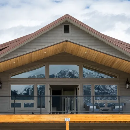 Yellowstone Park Riverfront Chalet