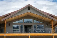 Yellowstone Park Riverfront Chalet