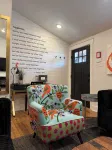 Poppy & Rye Cottage; one block from Magnolia, walkable to everything!