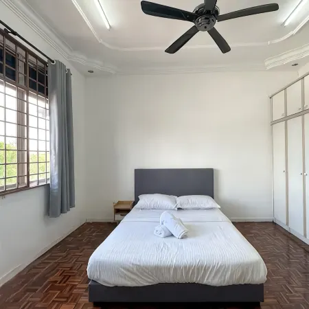 Kempas Family Suites 5BR Homestay by MWH