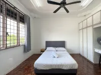 Kempas Family Suites 5BR Homestay by MWH - 4-Sterne