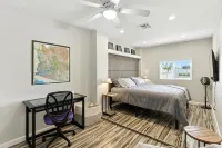 Welcoming 3-Bedroom House with Private Fenced Yard.  Clean. Central - Bungalows