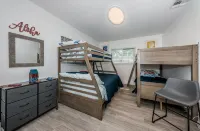 Charming bungalow minutes away from the BEACH, local restaurants & shops. - Bungalows