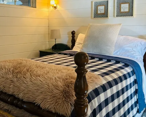 Cozy 2-bedroom Lakehouse on the South Bayou of Hamlin Lake Hotel a Hamlin Township