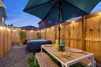 Vibrant Parkside Retreat -Newly Renovated, Hot Tub & Walkable to Downtown! - petit déjeuner