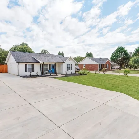 Charming Modern Home with Koi Pond & Spacious Backyard – Sleeps 6