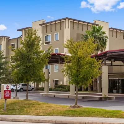 Best Western Plus Lackland Hotel Suites Отели рядом с достопримечательностью «Аквапарк Акватика в Сан-Антонио»