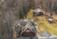 Sleeps 21! Moose Lodge Log Cabin and Chalet & Hot Tub - Chalets