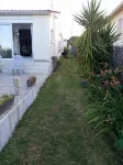 Cosy house close to beaches and shops. garden, above-ground pool, terrace