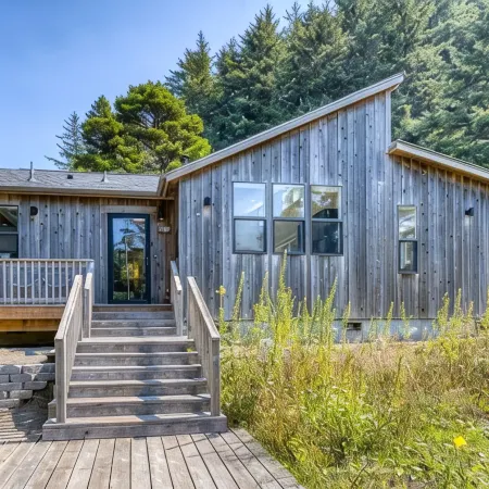 Bob Creek Cabin - across from Bob Creek Beach, Forest, hot tub