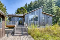 Bob Creek Cabin - across from Bob Creek Beach, Forest, hot tub