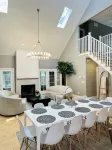 Modern Lakeshore Home! 2 minute drive to the beach! Community pool 3 houses away - Homestays