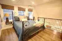 Secluded Treehouse in the Woods - 10 Minutes to Branson Landing & Sdc!