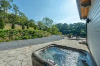 Modern Luxury Meets Mountain Getaway. Amazing Views, Hot Tub+More! - Chalets