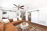New Braunfels - 2 min walk to Schlitterbahn, walk to River, 2 miles from Gruene! - 4-Star