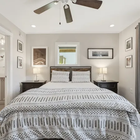 Cozy Yet Modern Cottage. Pet Friendly. 1.3 Miles to Town. Mountain Views.