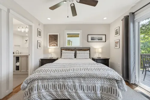 Cozy Yet Modern Cottage. Pet Friendly. 1.3 Miles to Town. Mountain Views.