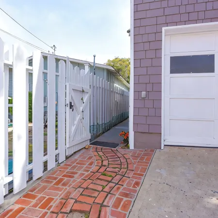 Charming Seashell Cottage in Heart of la Jolla Village, Walking Distance to All