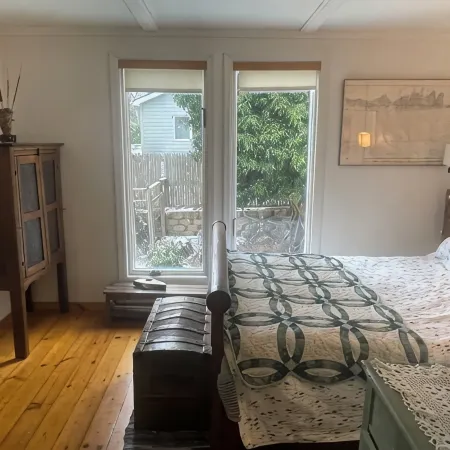 East Hampton/Springs Cottage- minutes walk to sea