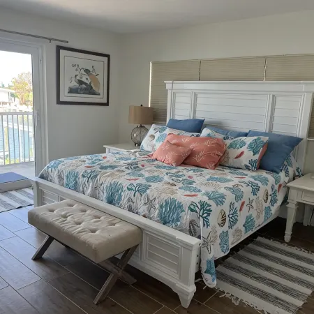 Luxury Holiday Vaca Here! Large Outdoor Space and Dock. Lg Hot Tub and Pool!
