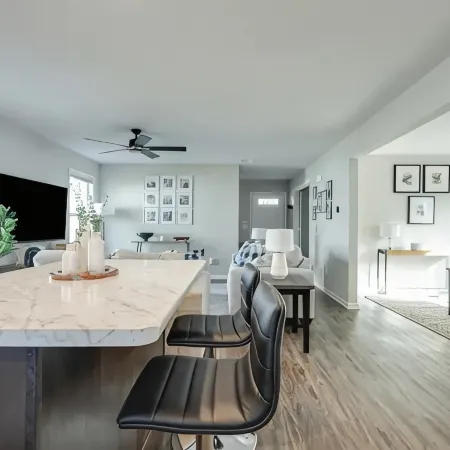 Modern, Spacious Whole Unit Traveler's Home!