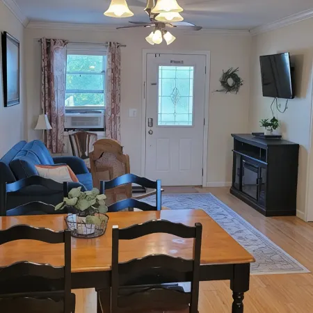 Full family APT in Nauvoo-Walking distance to Temple and Historic Nauvoo