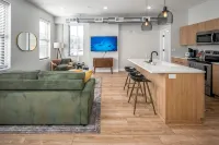 OTR, 1blk to TQL, Cali King Bed, Sleeps 4, Free Light Rail, 58in TVs, Wifi - شقق
