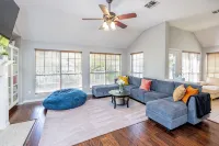 Spacious 4-Bedroom Home Away from Home with Hot Tub! - 방갈로