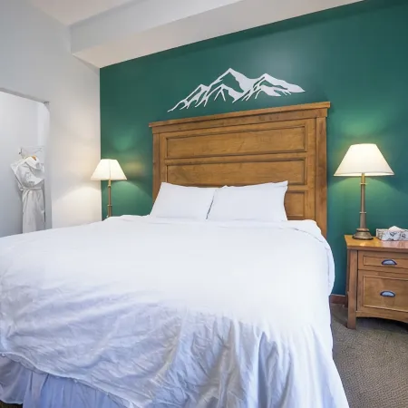 Top-Floor Condo with stunning mountain views!