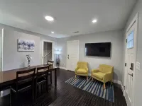 Bluebonnet Cottage Duplex in Downtown Denison--Perfect Blend of Charm & Comfort Ξενοδοχεία στην πόλη Denison