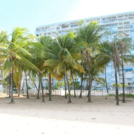 LUXURIOUS CABANA - BEST LOCATION - STEPS TO THE BEACH , WIFI & PARKING