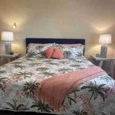 The Lost Crab at Sapphire - End Unit. Newly  Renovated. 1 Br. 781 Sqft! Balcony! Rooms