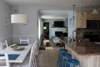 Beach Block - Modern 3BR/2Ba Family Friendly Home - 욕조