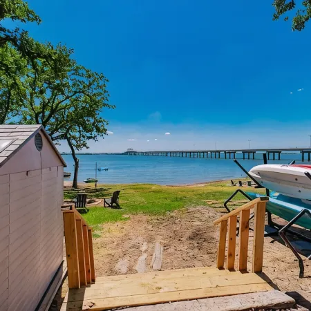 Remodeled Lakefront! Private beach, toys & hot tub