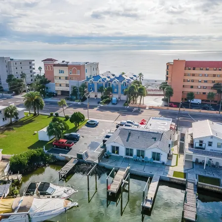 Madeira Beach1 Waterfront & 2-3 minutes' Walk to the Beach