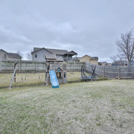 Entire Home-Beautiful 4BR, 3.5BA Retreat in Ankeny, Iowa 2 King Beds, Fenced, AC